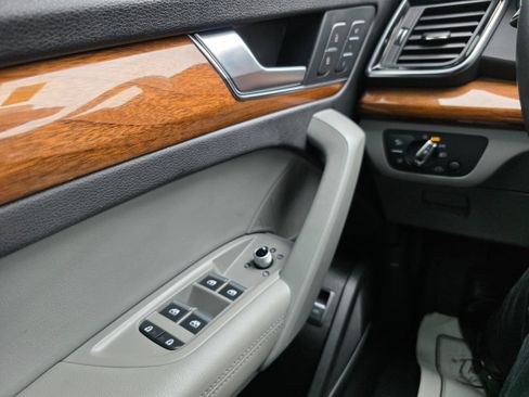 Used 2022 Audi Q5 2.0T Premium Plus w/ Premium Plus Package image 16