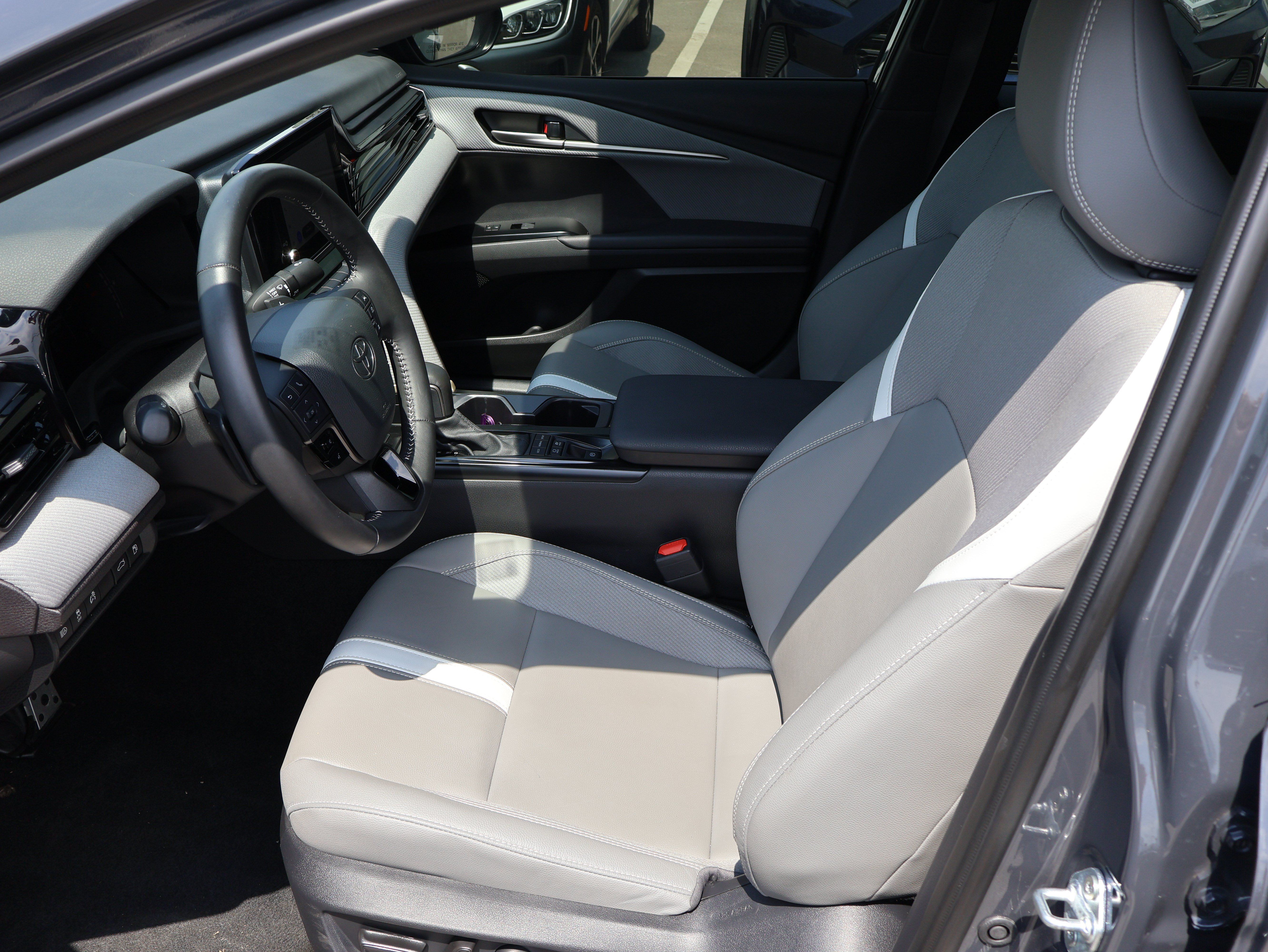 Used 2025 Toyota Camry SE FWD image 14