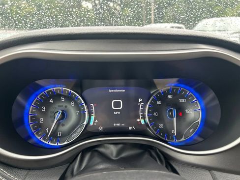 Used 2022 Chrysler Pacifica Touring-L AWD/4WD image 34