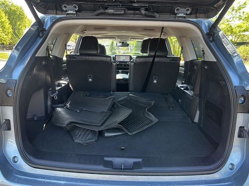 Used 2024 Toyota Highlander XLE AWD/4WD image 12