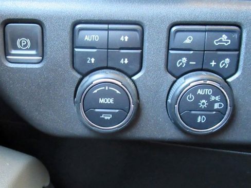 Used 2022 Chevrolet Silverado 1500 ZR2 w/ Technology Package image 31