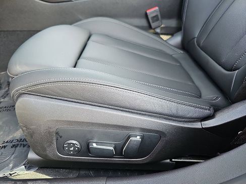 Used 2025 BMW 330i Sedan w/ Premium Package RWD image 29