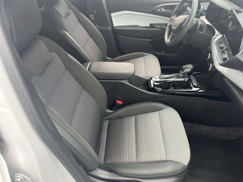 Used 2025 Chevrolet Trax LT image 36