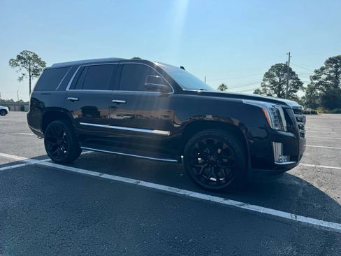 Used 2017 Cadillac Escalade Luxury image 4