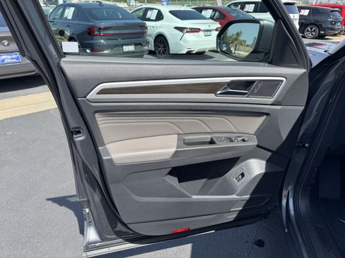 Used 2023 Volkswagen Atlas SE w/ Panoramic Sunroof Package FWD image 12