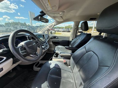 Used 2022 Chrysler Pacifica Touring-L FWD image 22