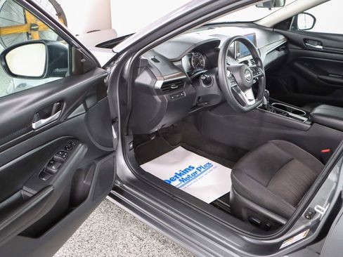 Used 2024 Nissan Altima 2.5 SV image 3