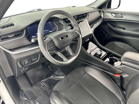 Used 2023 Jeep Grand Cherokee Altitude AWD/4WD image 9