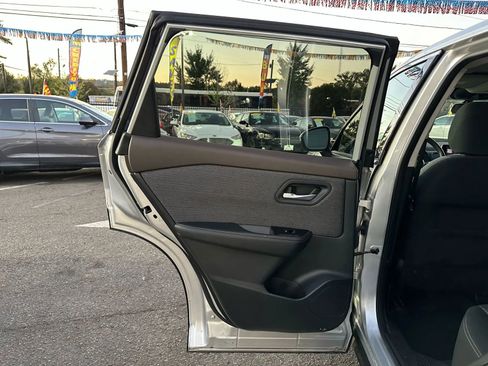 Used 2021 Nissan Rogue SV image 15