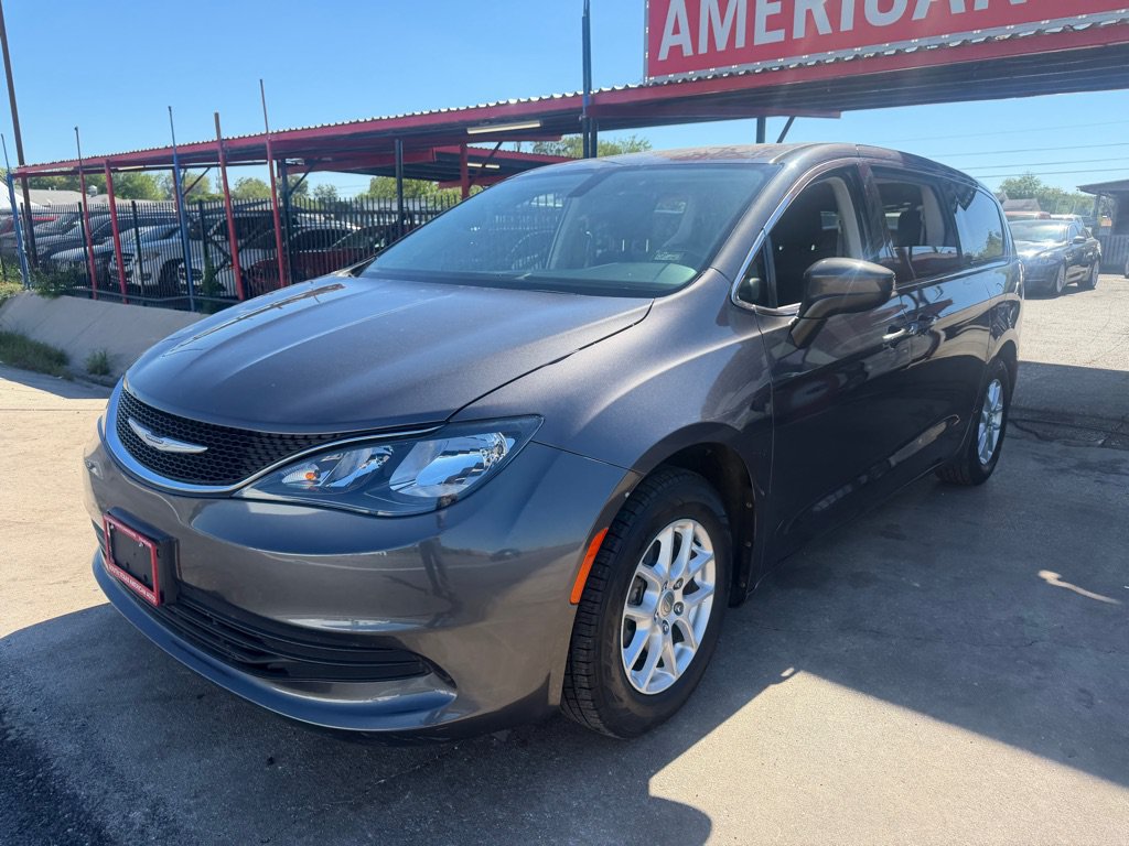 Used 2018 Chrysler Pacifica Touring FWD image 3