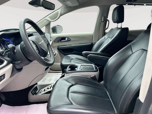Used 2023 Chrysler Pacifica Touring-L FWD image 22