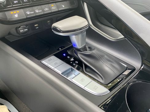 Certified 2025 Hyundai Elantra SEL image 17