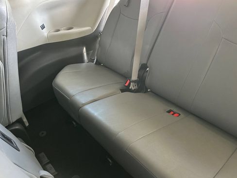 Used 2024 Toyota Sienna XLE FWD image 16