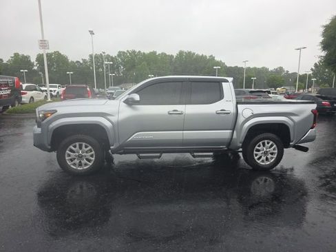 Used 2024 Toyota Tacoma SR5 AWD/4WD image 5