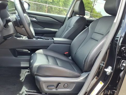 Used 2025 Nissan Rogue SL AWD/4WD image 10