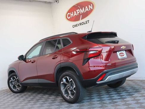 Used 2024 Chevrolet Trax LT w/ Driver Confidence Package FWD image 4