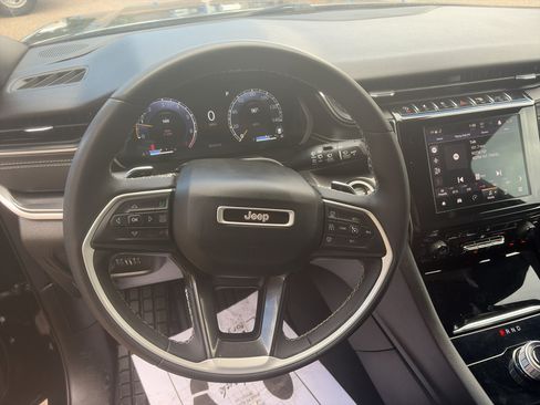 Used 2023 Jeep Grand Cherokee Altitude AWD/4WD image 13