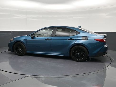 Used 2025 Toyota Camry SE w/ Convenience Package image 8