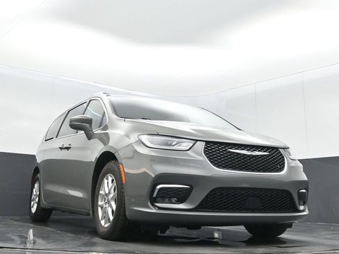 Used 2021 Chrysler Pacifica Touring-L image 5