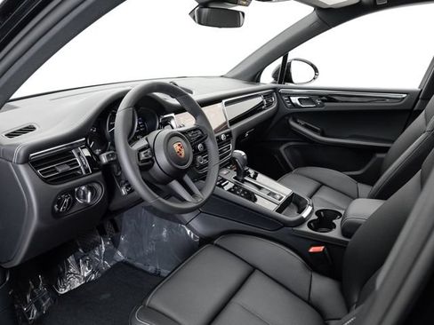 Certified 2025 Porsche Macan Turbo AWD/4WD image 4