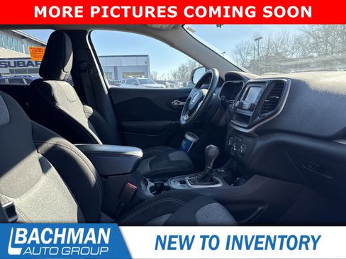 Used 2016 Jeep Cherokee Sport image 4