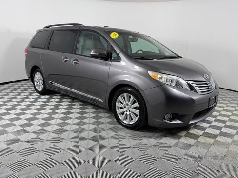 Used 2014 Toyota Sienna Limited w/ Limited Premium Package FWD image 4