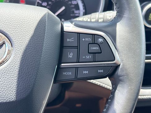 Used 2021 Toyota Highlander XLE FWD image 30