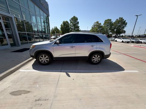 Used 2012 Kia Sorento LX w/ Convenience Pkg FWD image 2