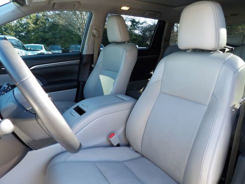 Used 2019 Toyota Highlander Limited Platinum image 13