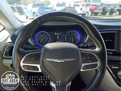 Used 2019 Chrysler Pacifica Touring-L image 11