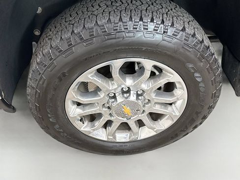 Used 2025 Chevrolet Silverado 2500 LTZ w/ LTZ Premium Package AWD/4WD image 33