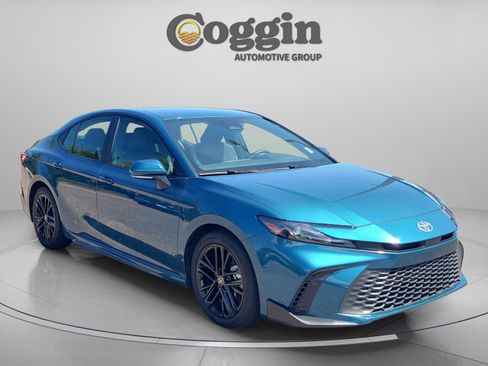 Used 2025 Toyota Camry SE image 7