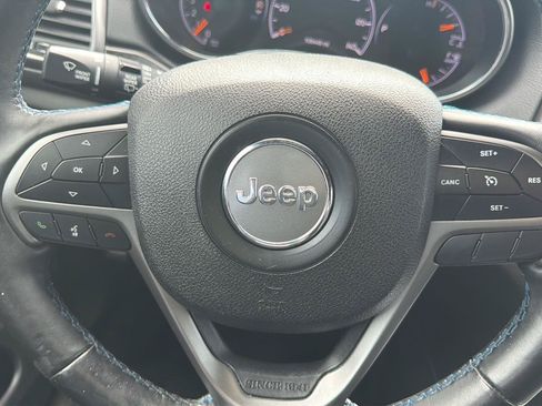 Used 2018 Jeep Grand Cherokee Laredo AWD/4WD image 14