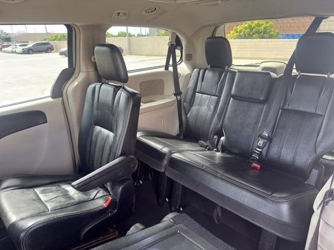 Used 2015 Chrysler Town & Country Touring image 10
