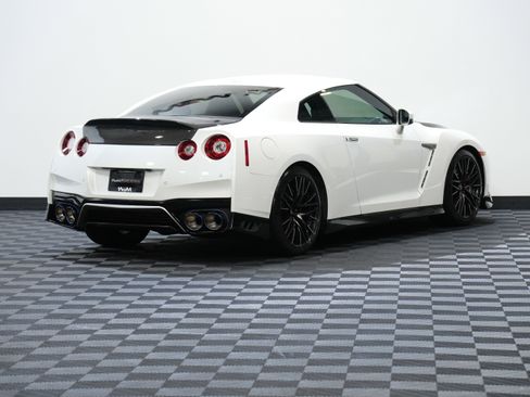 Used 2021 Nissan GT-R Premium image 6