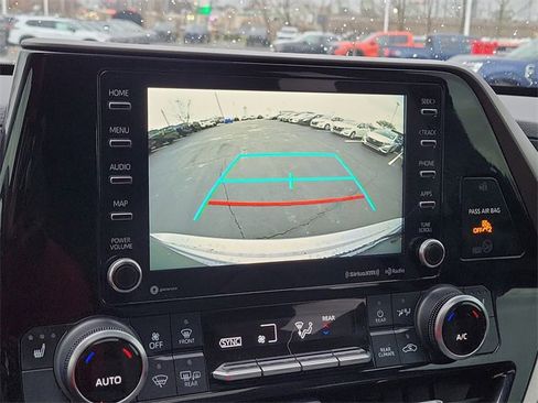 Used 2022 Toyota Highlander XLE image 32