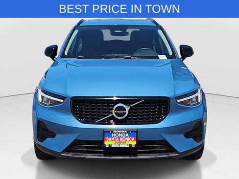 Used 2024 Volvo XC40 B5 Core AWD/4WD image 2