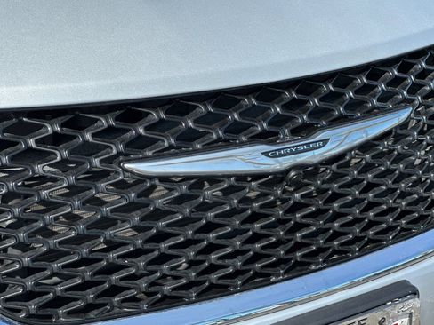 Used 2024 Chrysler Pacifica Touring image 39