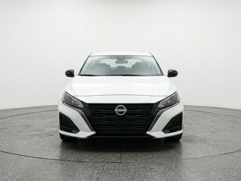 Used 2025 Nissan Altima 2.5 SV FWD image 2