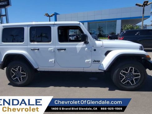 Used 2025 Jeep Wrangler Unlimited Sahara AWD/4WD image 2