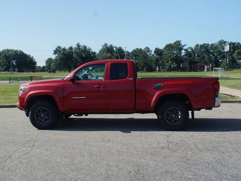 Used 2018 Toyota Tacoma SR5 AWD/4WD image 11