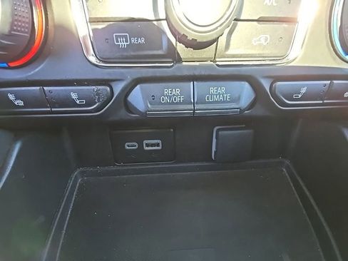 Used 2023 Chevrolet Suburban Z71 w/ Luxury Package image 15