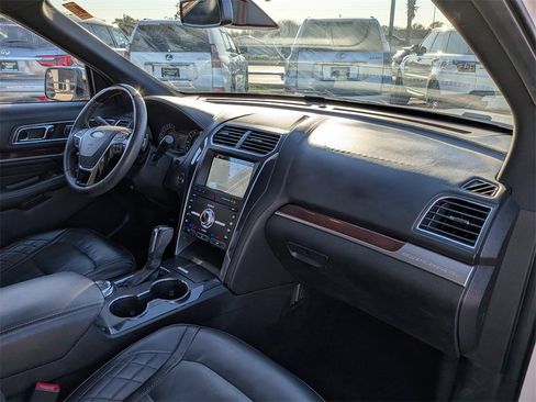 Used 2019 Ford Explorer Platinum image 17