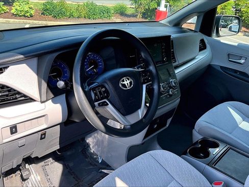Used 2019 Toyota Sienna LE FWD image 12
