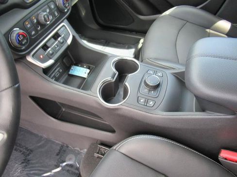 Certified 2024 GMC Terrain SLT FWD image 19