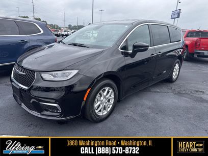 Used 2025 Chrysler Pacifica Select