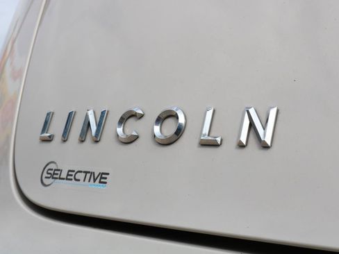 Used 2019 Lincoln MKT AWD image 14