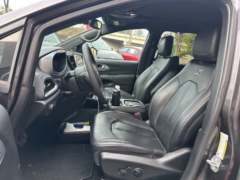 Used 2022 Chrysler Pacifica Touring-L w/ S Appearance Package image 6