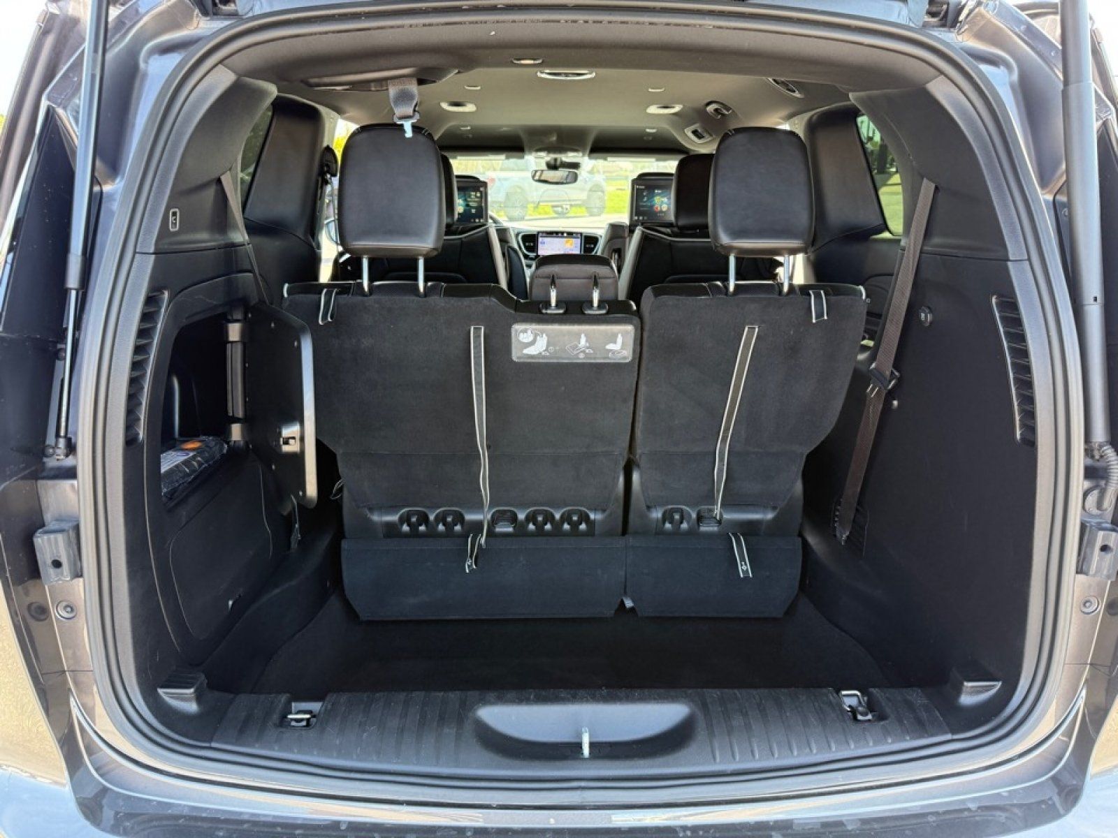 Used 2021 Chrysler Pacifica Limited w/ Uconnect Theater Family Group FWD image 34