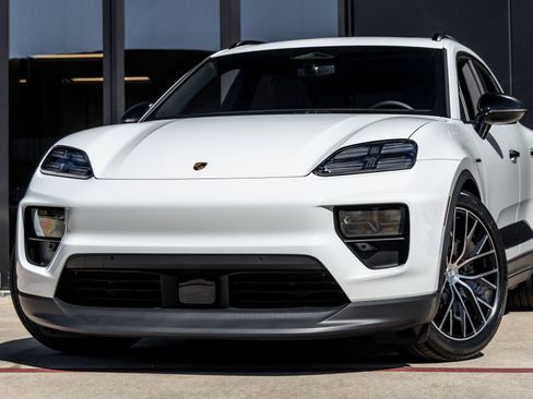 Certified 2025 Porsche Macan Electric RWD image 7